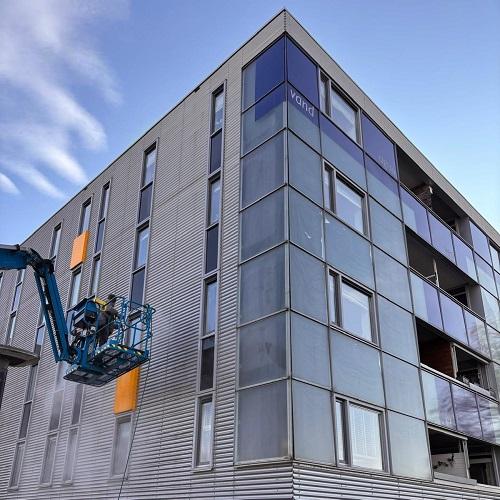 Reiniging gevelbekleding, kozijnwerk en aanbrengen spinnenbestrijding. Waterflats Oostertocht Heerhugowaard Maart 2025