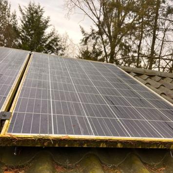 Reinigen buitenzijde bungalow inclusief zonnepanelen Hensbroek januari 2024