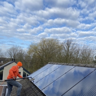 Schoonmaken dakgootranden, zonnepanelen en houtwerk woning Zuid Scharwoude Maart 2021