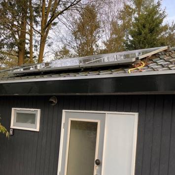 Reinigen buitenzijde bungalow inclusief zonnepanelen Hensbroek januari 2024