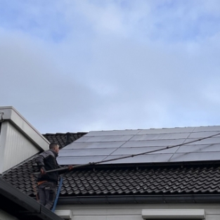 Zuid-Scharwoude - reiniging zonnepanelen, gevelbekleding en dakgootrand November 2021