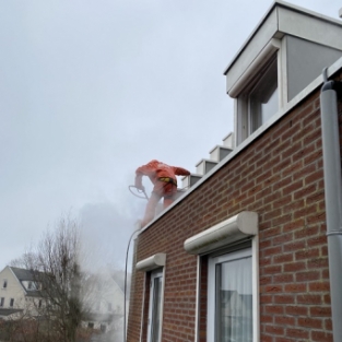 Reiniging aluminium afdeklijsten trapgevel woning Heerhugowaard Maart 2021