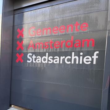 Reinigen gevelplaten en zonnepanelen Stadsarchief Amsterdam Januari 2023