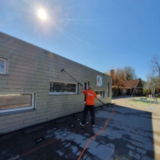 Reinigen boeidelen en kozijnen schoolgebouw Heerhugowaard April 2020