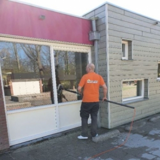 Reinigen boeidelen en kozijnen schoolgebouw Heerhugowaard April 2020