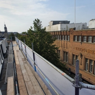 Schoonspuiten gevelreiniging winkelpand “de Laat” straat in Alkmaar centrum juli 2021