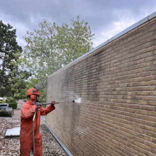 Reiniging van gevel in Haarlem (Wijk Oosterduin) woning particulier mei 2022