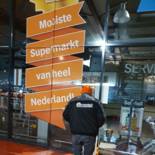 Reiniging buitenzijde supermarkt filiaal Albert Heijn Amsterdam Maart 2021