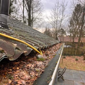 Reinigen buitenzijde bungalow inclusief zonnepanelen Hensbroek januari 2024