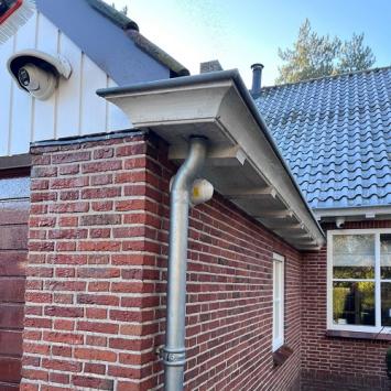 Reiniging houten dakgoot klossen en boeidelen woning particulier Heiloo December 2022