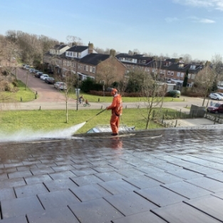 Reiniging en schoonmaken dakpannen schoolgebouw Heiloo februari 2021