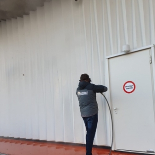 Reiniging buitenzijde supermarkt Albert Heijn Koog aan de zaan November 2020