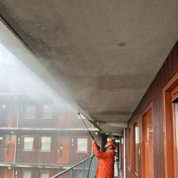 Reinigen betonnen randen appartementen VvE Heerhugowaard December 2022