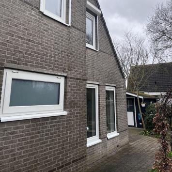 Reiniging voorgevel/buitenmuur woning Wervershoof inclusief schoorsteen Maart 2023