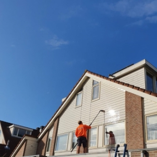 Reiniging houtwerk gevel, dakkapel en zonnepanelen woning Butterhuizen Augustus 2021