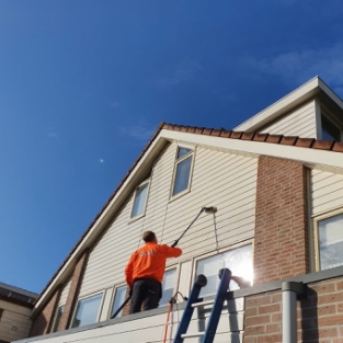 Reiniging houtwerk gevel, dakkapel en zonnepanelen woning Butterhuizen Augustus 2021