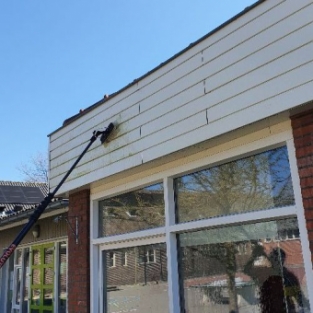 Reinigen boeidelen en kozijnen schoolgebouw Heerhugowaard April 2020