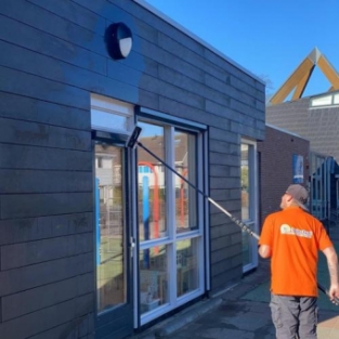 Reinigen boeidelen en kozijnen schoolgebouw Heerhugowaard April 2020