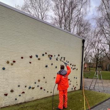 Reiniging houtwerk en kunststof rondom verschillende scholen februari 2024