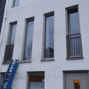 Schoonmaken en reinigen Spachtelputz muurgevel woning Amsterdam februari 2021