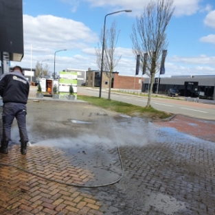 Straatwerk reiniging voor opening jacuzzi handelaar Alkmaar bedrijf April 2021