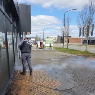 Straatwerk reiniging voor opening jacuzzi handelaar Alkmaar bedrijf April 2021