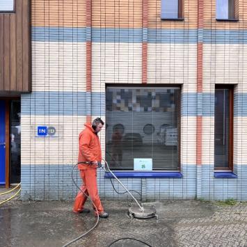 Straatwerk reinigen rondom parkeerplaatsen hoofkantoor zorginstelling Hoorn December 2022