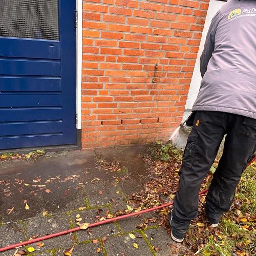 Reiniging gevels, bergingen, galerijvloeren en hekwerken complexen Bergen december 2025