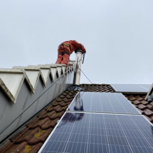 Reiniging aluminium afdeklijsten trapgevel woning Heerhugowaard Maart 2021