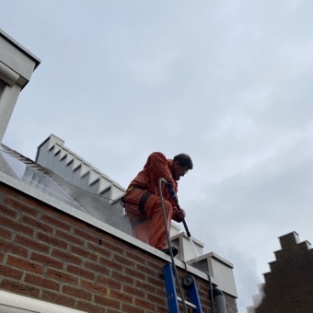 Reiniging aluminium afdeklijsten trapgevel woning Heerhugowaard Maart 2021