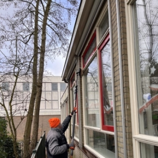 Reinigen houtwerk buitenom, kozijnen, glasbewassing & dakgootranden School Limmen Februari 2022