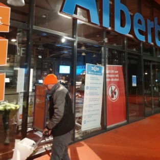 Reiniging buitenzijde supermarkt filiaal Albert Heijn Amsterdam Maart 2021