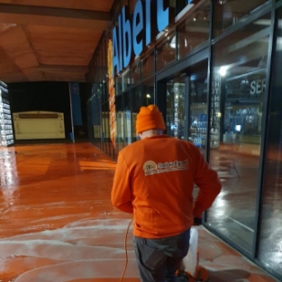 Reiniging buitenzijde supermarkt filiaal Albert Heijn Amsterdam Maart 2021