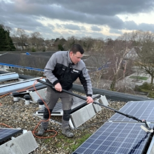 Onderhouden en schoonmaken van zonnepanelen installaties Alkmaar februari 2022