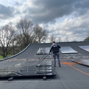 Reiniging installatie met zonnepanelen Apeldoorn i.s.m. DNR Electro Alkmaar April 2022