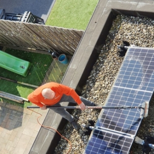 Reiniging inhoud dakgootranden en zonnepanelen woningen obdam en Heerhugowaard Maart 2021