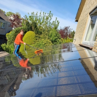 Reiniging houtwerk, zonnepanelen en kozijnen woning Alkmaar Mei 2021