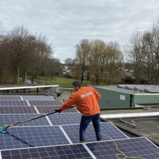 Schoonmaken buitenzijde en zonnepanelen schoolgebouw Heiloo februari 2021