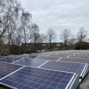 Schoonmaken buitenzijde en zonnepanelen schoolgebouw Heiloo februari 2021