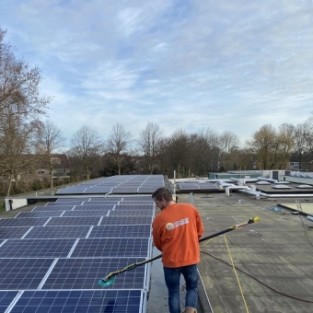 Schoonmaken buitenzijde en zonnepanelen schoolgebouw Heiloo februari 2021