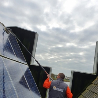 Schoonmaken zonnepanelen en frame woning Heerhugowaard Zuid Oktober 2020