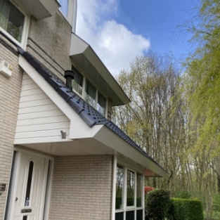 Houten boeidelen en kozijnen reinigen woning particulier Noordwijk Mei 2021