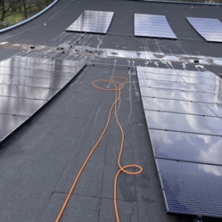 Reiniging installatie met zonnepanelen Apeldoorn i.s.m. DNR Electro Alkmaar April 2022