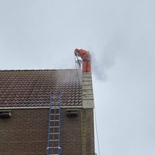 Reiniging aluminium afdeklijsten trapgevel woning Heerhugowaard Maart 2021