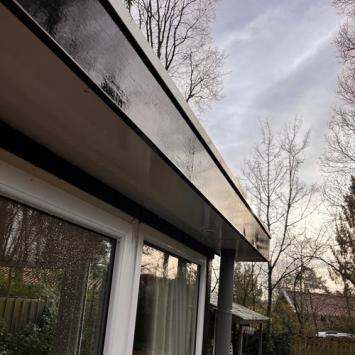 Reinigen buitenzijde bungalow inclusief zonnepanelen Hensbroek januari 2024