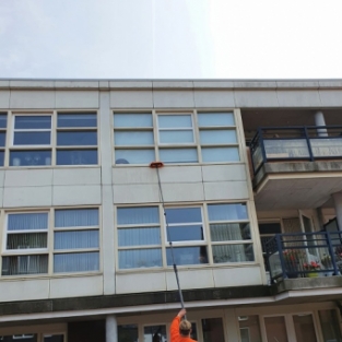 Reiniging kunststof beplating en kozijnen appartementencomplex Alkmaar Augustus 2021