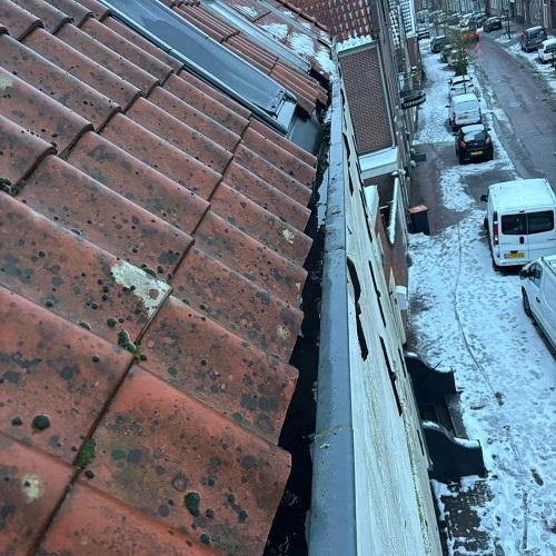 Reinigen dakgootrand woning Enkhuizen Januari 2026