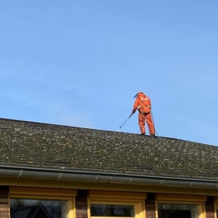 Reiniging en schoonmaken dakpannen schoolgebouw Heiloo februari 2021