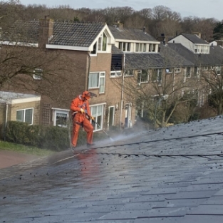 Reiniging en schoonmaken dakpannen schoolgebouw Heiloo februari 2021