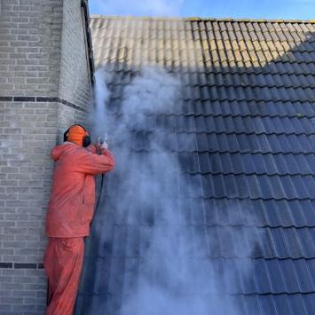 Reinigen dakpannen en coating aanbrengen chalets Wervershoof februari 2023